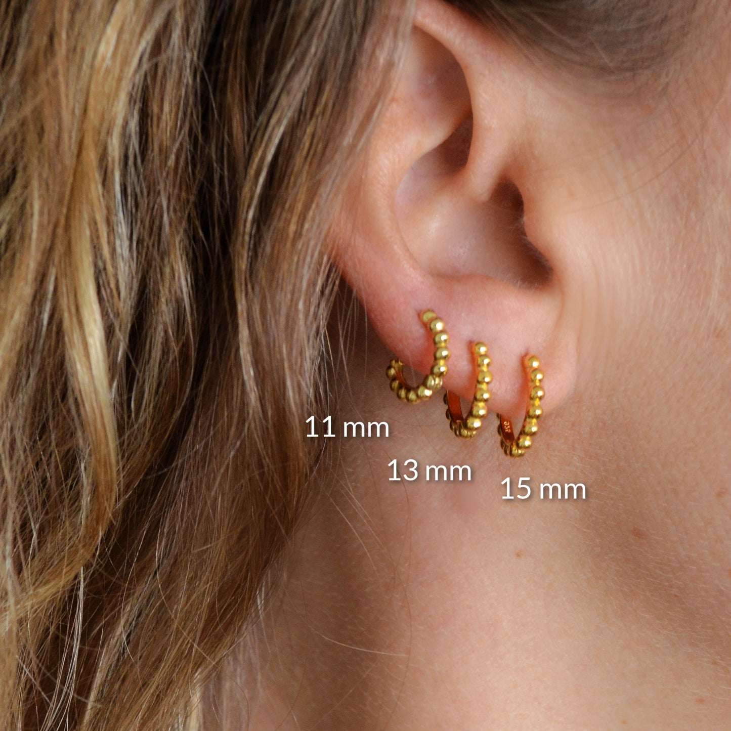 Aritos de piercing con bolitas confeccionados en plata de ley con baño de oro 18 kilates y diámetro 10 mm. Gold plated sterling silver bead hoop earrings for piercing