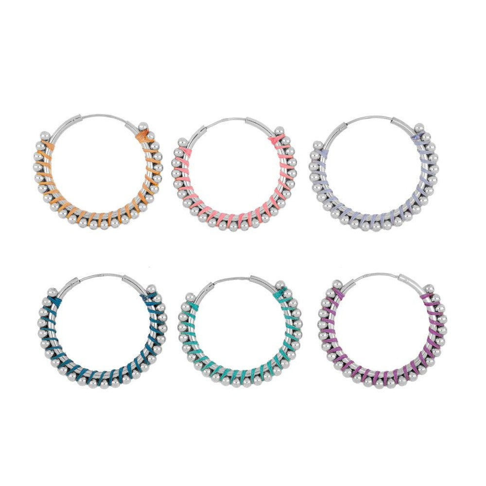 Aros étnicos estilo boho medianos y ligeros para verano con hilo verde turquesa malva lila rosa naranja azul. Están confeccionados en plata de ley con baño de oro 18 kilates.