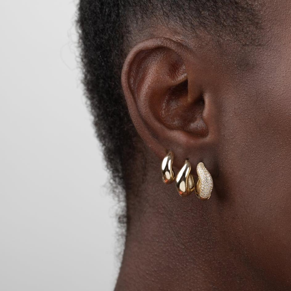 pendientes de aro grueso ondulado o con onda confeccionados en plata de ley con baño de oro 18 kilates. gold plated sterling silver chunky wavy hoop earrings