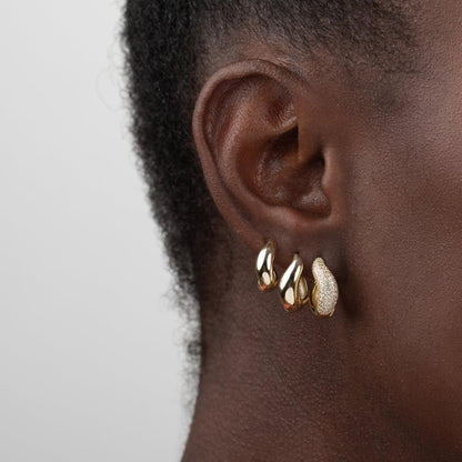 pendientes de aro grueso ondulado o con onda confeccionados en plata de ley con baño de oro 18 kilates. gold plated sterling silver chunky wavy hoop earrings