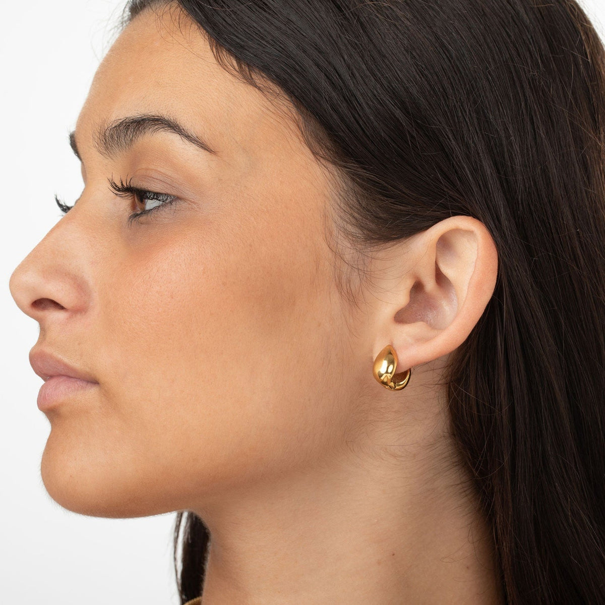 pendientes de aro ovalado grueso confeccionados en acero 316L hipoalergénico con baño de oro 18 kilates. gold plated stainless steel chunky oval hoop earrings