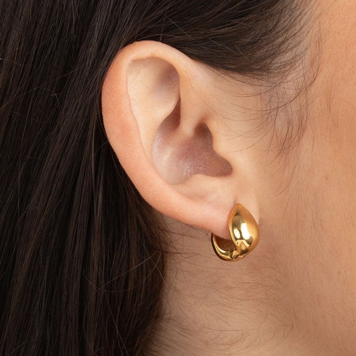 pendientes de aro ovalado grueso confeccionados en acero 316L hipoalergénico con baño de oro 18 kilates. gold plated stainless steel chunky oval hoop earrings