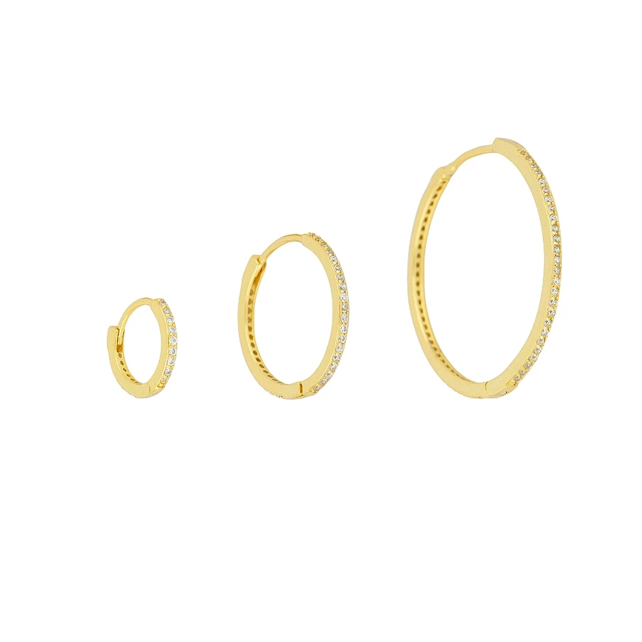 pendientes de aro grandes y básicos con circonitas como los de jennifer lopez. Estan confeccionados en plata de ley con baño de oro 18 kilates y cierre fácil. JLO´s gold plated sterling silver zircon hoop earrings.