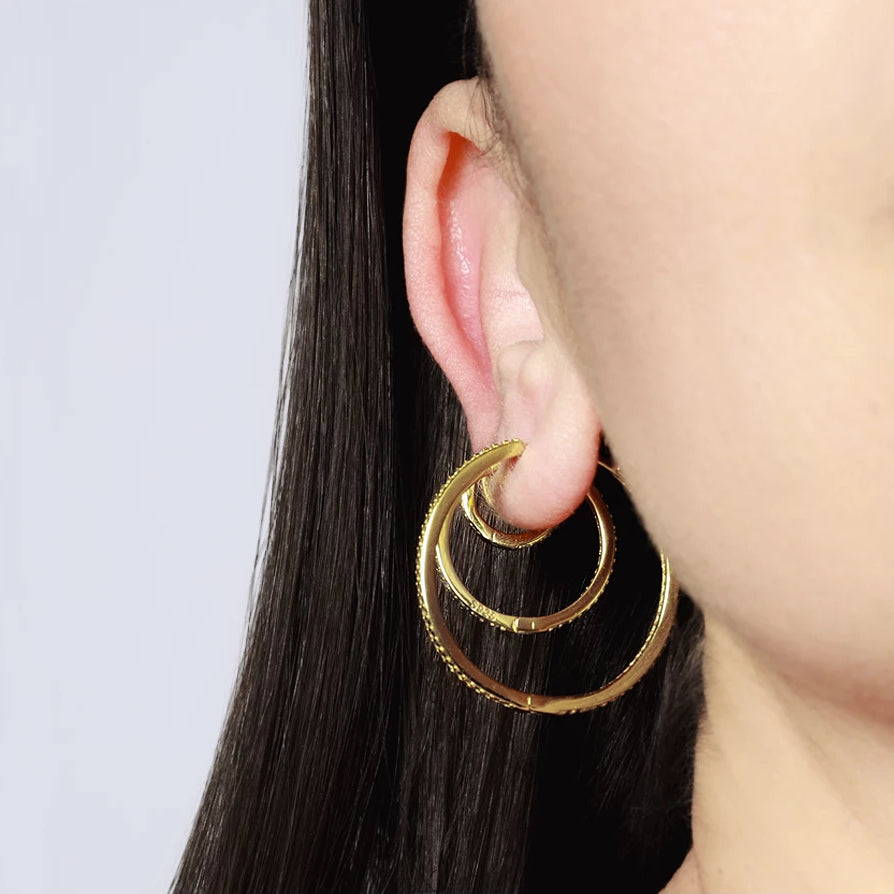 pendientes de aro grandes y básicos con circonitas como los de jennifer lopez. Estan confeccionados en plata de ley con baño de oro 18 kilates y cierre fácil. JLO´s gold plated sterling silver zircon hoop earrings.