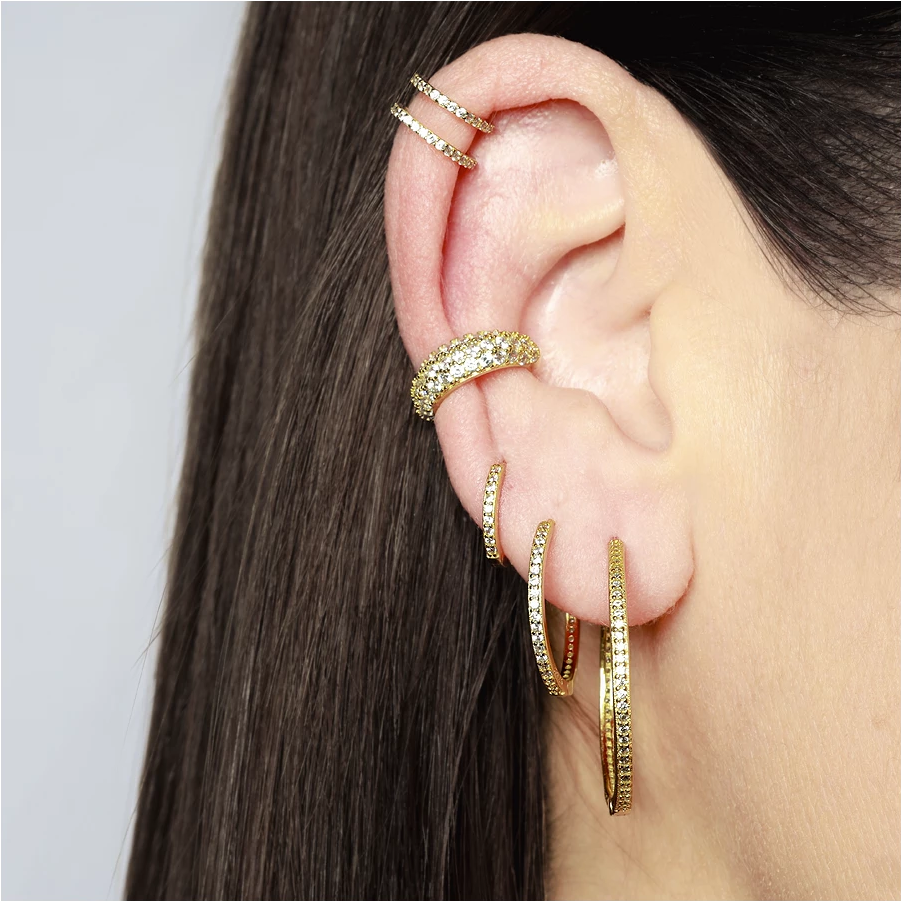 pendientes de aro grandes y básicos con circonitas como los de jennifer lopez. Estan confeccionados en plata de ley con baño de oro 18 kilates y cierre fácil. JLO´s gold plated sterling silver zircon hoop earrings.