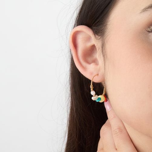 pendientes boho de aro medianos con piedra natural en color rojo coral, amarillo, turquesa, rosa y blanco. son de acero hipoalergénico bañado en oro y resistentes al agua. Gold plated stainless steel turquoise waterproof hoop earrings 