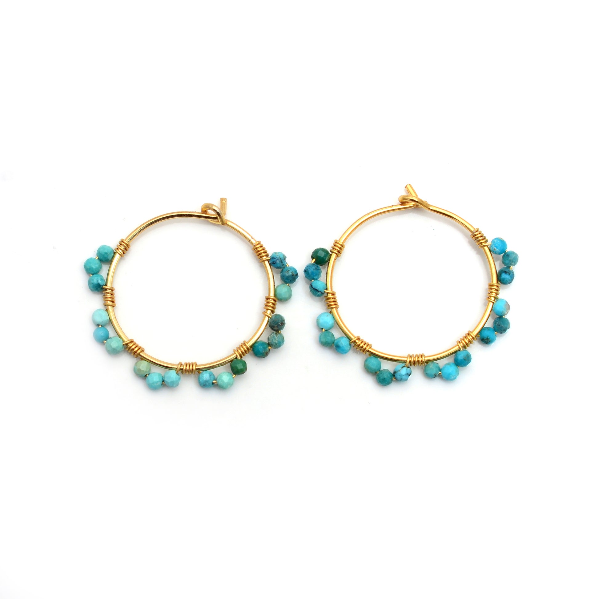 pendientes de aro medianos con mineral azul turquesa. son de acero hipoalergénico bañado en oro y resistentes al agua. Gold plated stainless steel natural stone turquoise waterproof hoop earrings 