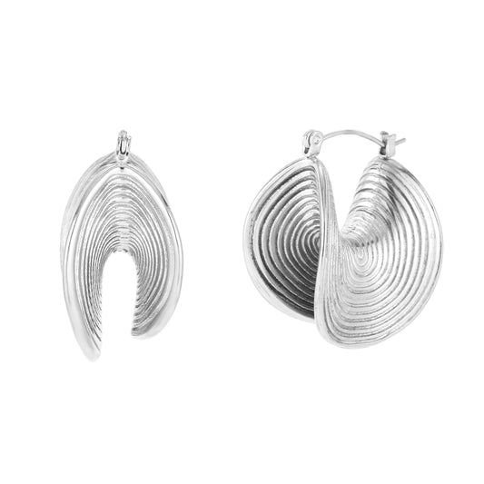 pendiente de aro con pliegues y ondulaciones. Relieve texturizado con rayas. es de acero hipoalergénico resistente al agua, Gold plated stainless steel wavy hoop chunky earrings