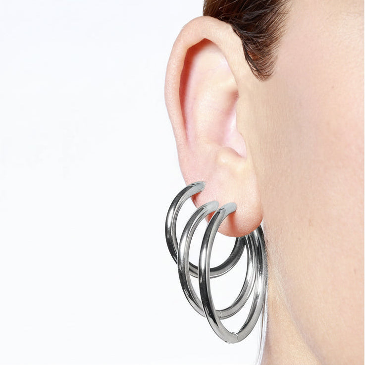 Aros básicos grandes de piercing con cierre fácil resistentes al agua. Son hipoalergénicos y están confeccionados en acero inoxidable con baño de oro 18 kilates. Gold plated stainless steel waterproof hoop earrings for piercing.