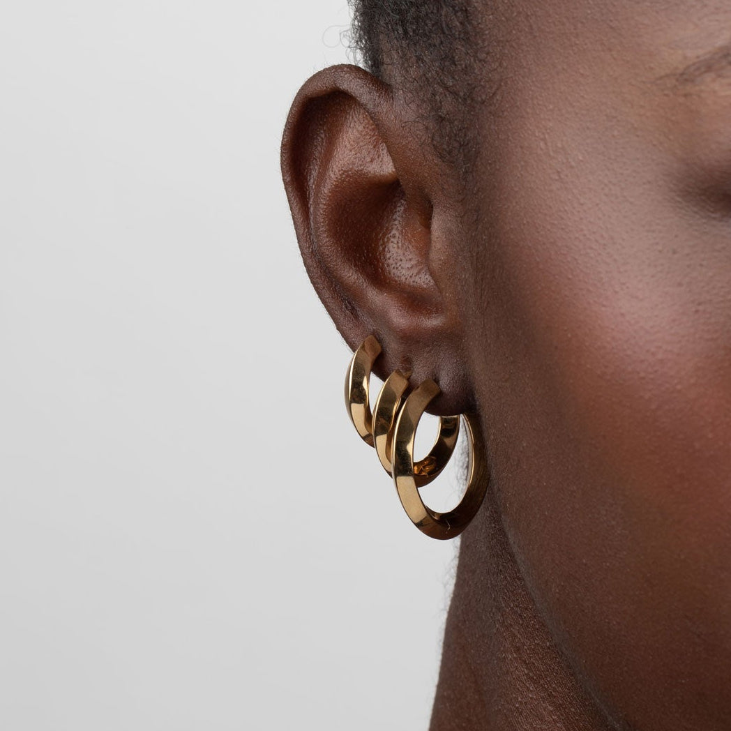 Aros gruesos con relieve de cierre fácil resistentes al agua. Son hipoalergénicos y están confeccionados en acero inoxidable con baño de oro 18 kilates. Gold plated stainless steel waterproof big hoop earrings