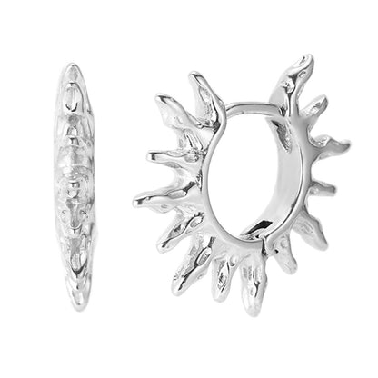 Pendientes de aro en forma de rayos de sol en dorado o plateado. Son de acero hipoalergenico, resistente al agua y no pesan. Perfectos para looks de noche y de día, para fiestas y trabajar