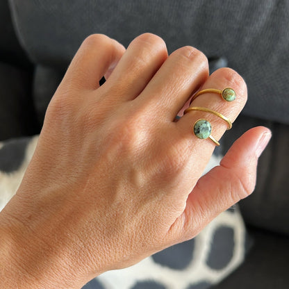 anillo boho ajustable,grande, dorado y resistente al agua ideal para look hippy de verano. está confeccionado en acero hipoalergénico dorado y piedra natural y es la idea de regalo perfecto para el día de la madre o amigo invisible. Gold plated stainless steel adjustable waterproof ring