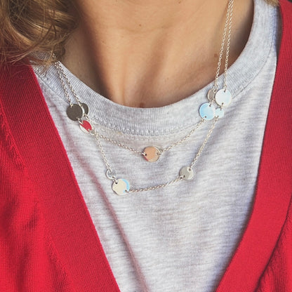 Collar boho de dos cadenas juntas con medallas o chapas estilo monedas.  Es de acero hipoalergénicos resistente al agua. Son 2 collares en 1, perfecto para un look de noche o de día.