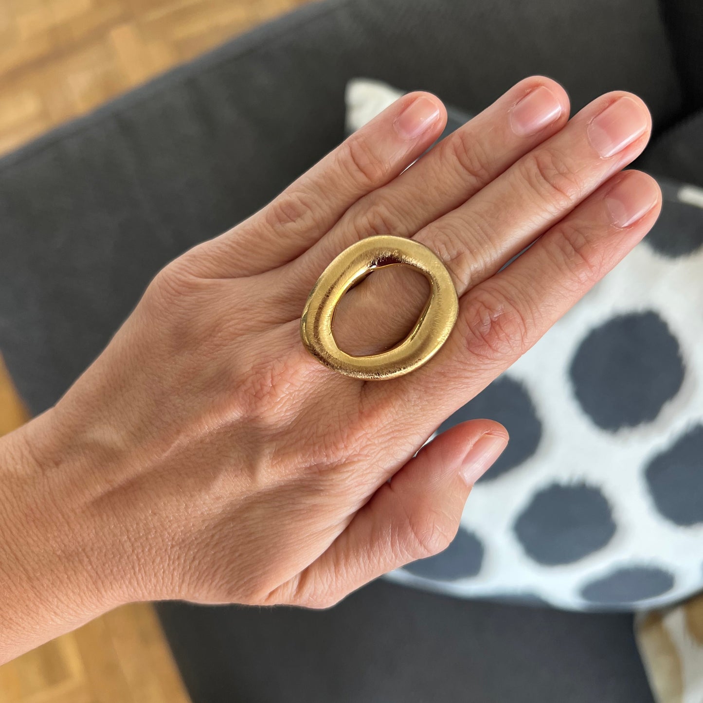 anillo ajustable,grande, dorado y resistente al agua ideal para  completar look de nvitada a bodas, bautizos y comuniones. está confeccionado en acero hipoalergénico y es la idea de regalo perfecto para el día de la madre o amigo invisible. Gold plated stainless steel adjustable waterproof ring