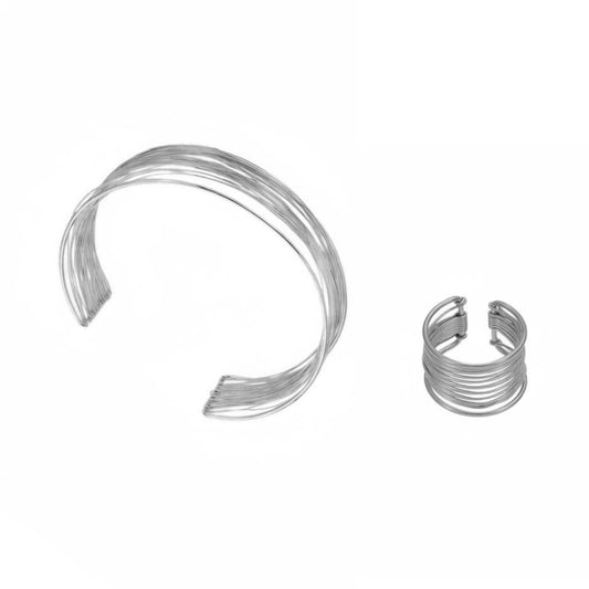Conjunto de pulsera y anillo ajustable y  resistente al agua. Están confeccionados en acero inoxidable con baño de oro 18 kilates o plata rodiada. Gold plated stainless Steel adjustable waterproof bracelet and ring set