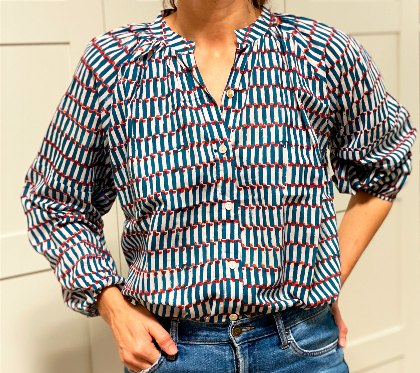 camisa étnica o blusa de algodón estampada para verano. tiene print indio y es de color azul, blanco y rojo. blue, white and red ethnic indian print cotton blouse