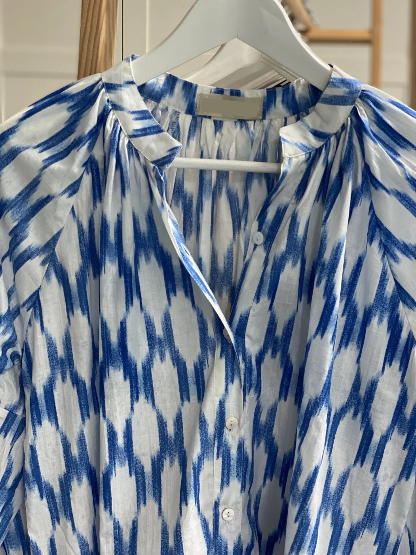 camisa étnica o blusa de algodón estampada flores para verano. tiene print mallorquín ikat azul y blanco. white and blue ikkat print cotton blouse