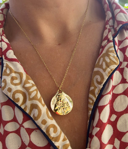 collar escapulario del sagrado corazón de jesús y la virgen del carmen. Es de acero hipoalergénico resistente al agua. acabado dorado waterproof

