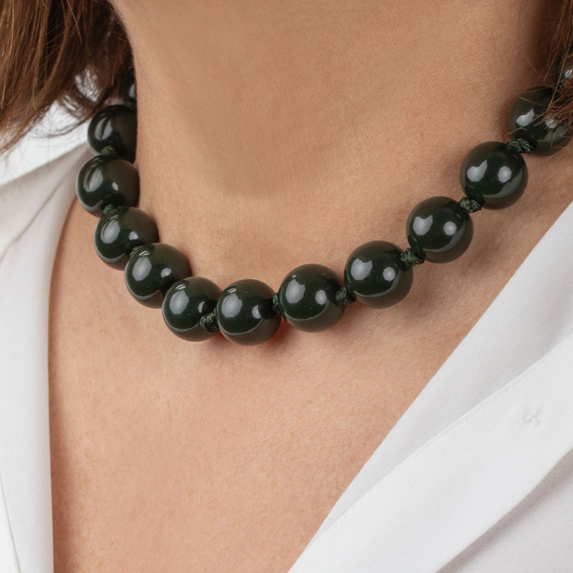 collar con bolas grandes de resina para look de oficina. color verde oscuroº