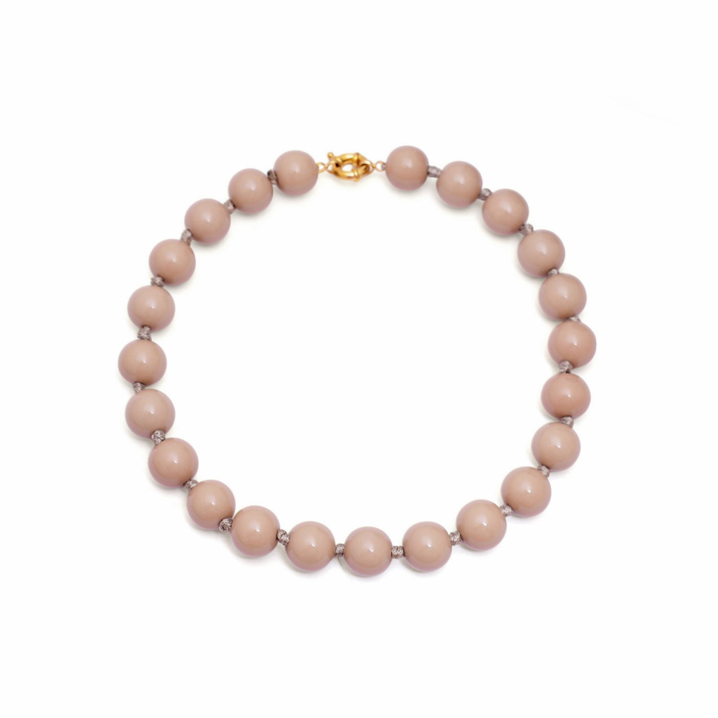 collar con bolas grandes de resina para look de oficina. color gris claro o topo