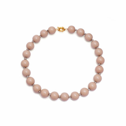 collar con bolas grandes de resina para look de oficina. color gris claro o topo