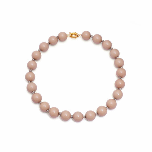 collar con bolas grandes de resina para look de oficina. color gris claro o topo