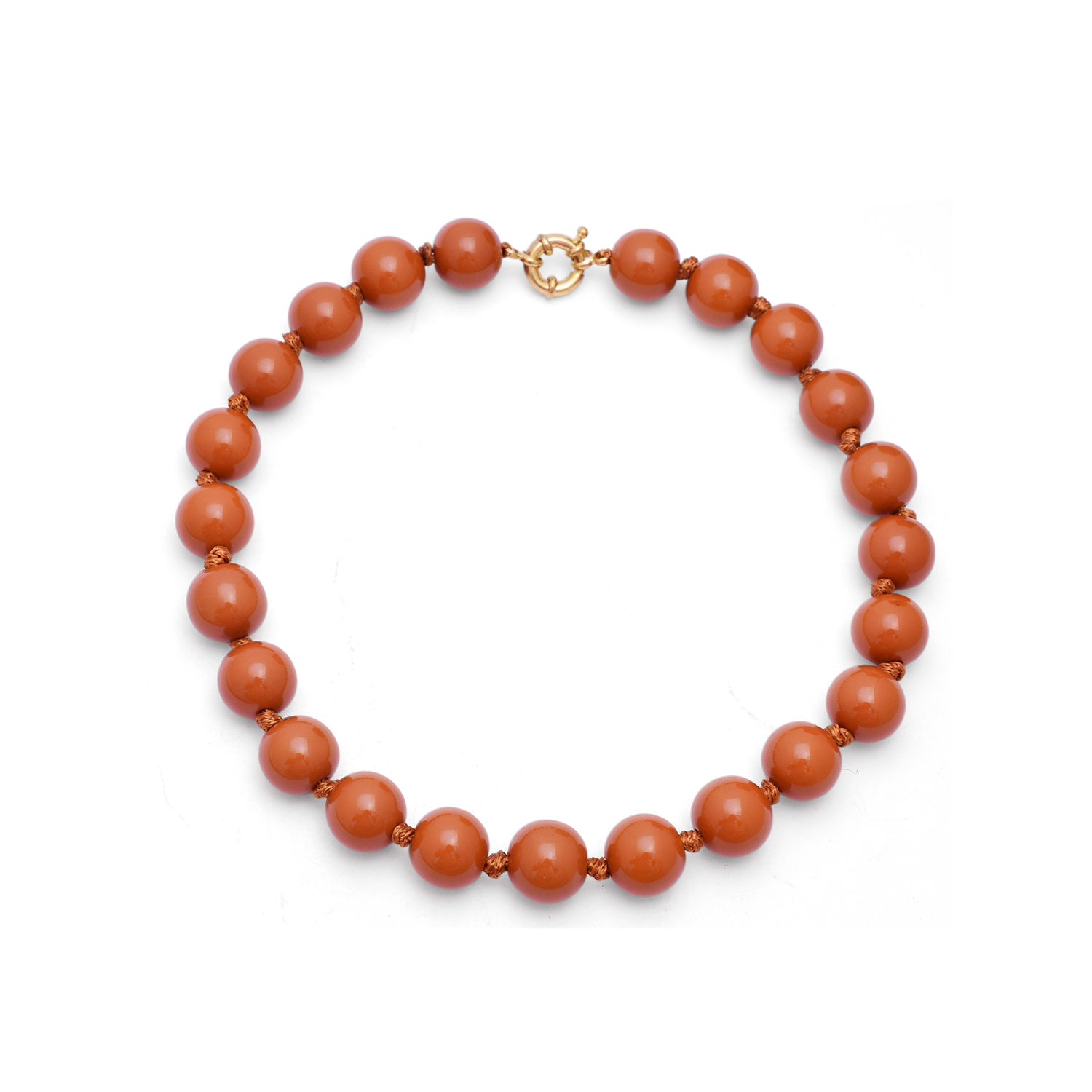 collar con bolas grandes de resina para look de oficina. color marrón