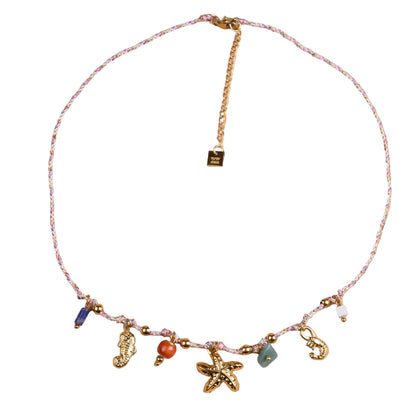 COLLAR para verano de CORDÓN rosa con acero hipoalergénico y waterproof dorado. Los abalorios son coral, estrella de mar, CABALLITO DE MAR y gamba en dorado. 