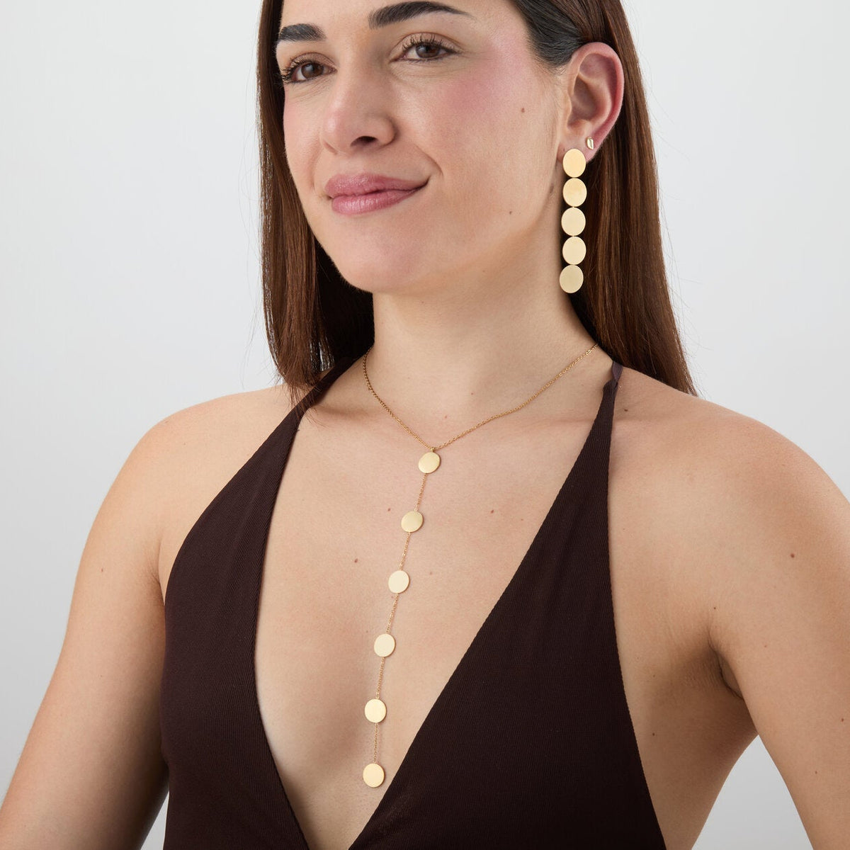 collar largo boho para adolescente o chica joven que lleve escote en v o escote pronunciado. es de cadena larga con círculos. ideal para looks de noche o de fiesta. Es de acero hipoalergénico dorado o plateado y resistente al agua