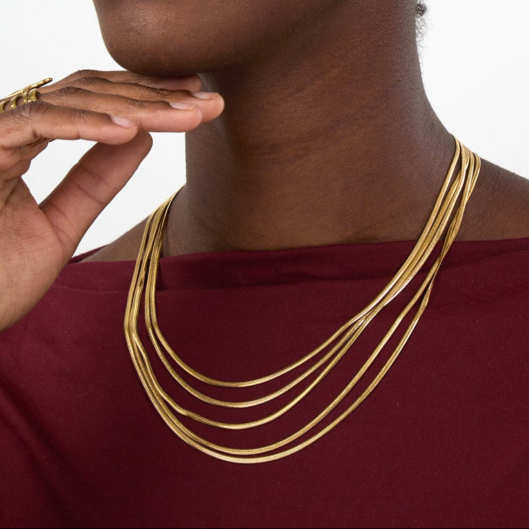 collar triple boho para adolescente o mujer joven que lleve escote palabra de honor, escote en v o escote pronunciado. es de 3 cadenas con bolitas. ideal para looks de noche o de fiesta. Es de acero hipoalergénico dorado o plateado y resistente al agua