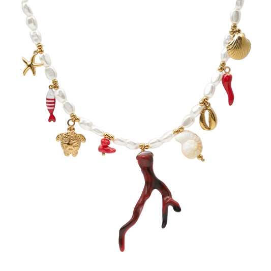 COLLAR para verano de perlas de imitación con acero hipoealergénico y waterproof dorado. Los abalorios son coral, conchas, tortugas y peces en dorado y rojo.  