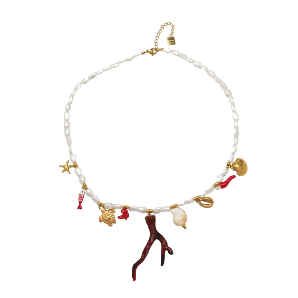 COLLAR para verano de perlas de imitación con acero hipoealergénico y waterproof dorado. Los abalorios son coral, conchas, tortugas y peces en dorado y rojo.  
