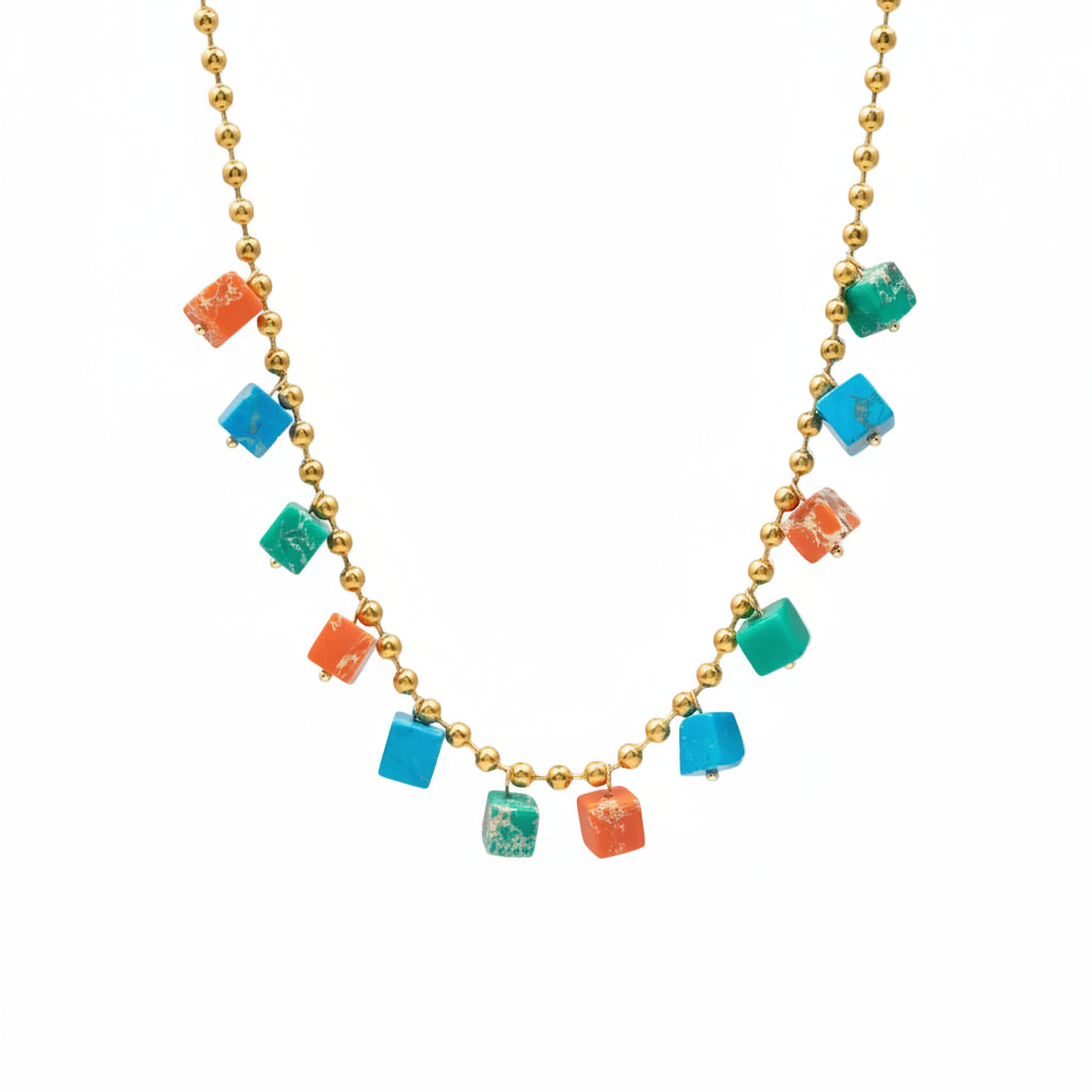 COLLAR waterproof o resistente al agua confeccionada en acero con baño de oro 18 kilates. Tiene abalorios de colores DE piedra natural (CORAL, TURQUESA Y VERDE)