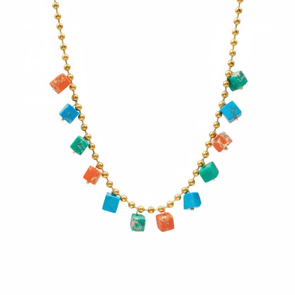 COLLAR waterproof o resistente al agua confeccionada en acero con baño de oro 18 kilates. Tiene abalorios de colores DE piedra natural (CORAL, TURQUESA Y VERDE)
