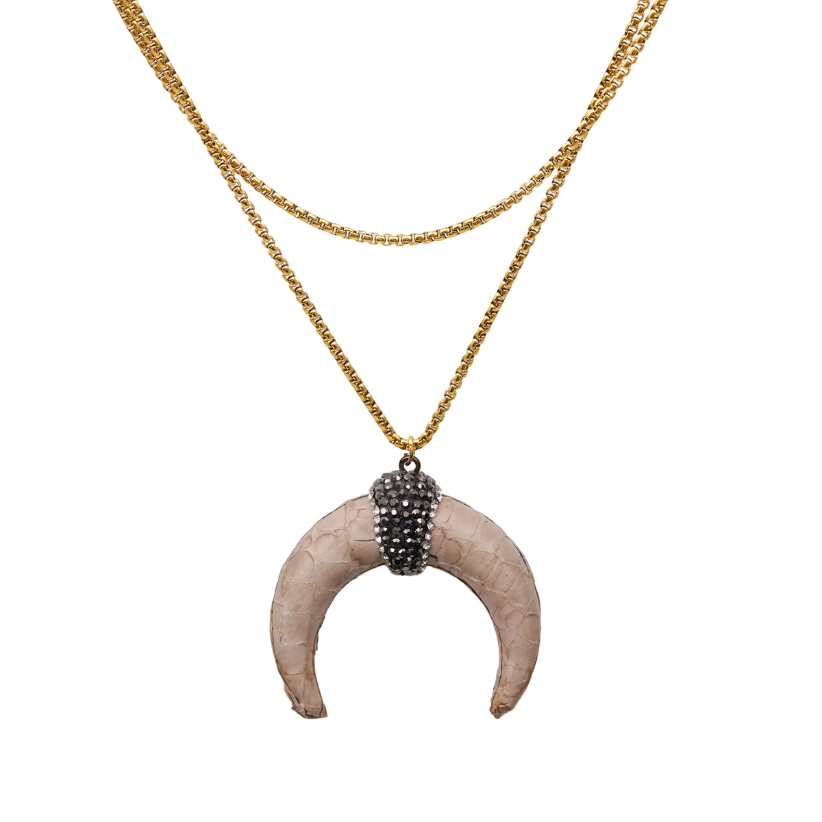 collar largo con colgante de cuerno media luna en piel color marfil. la cadena es de acero hipoalergénico y resistente al agua
