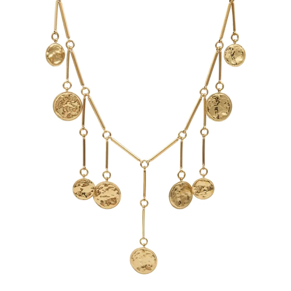 Collar boho dorado con monedas colgantes. Ideal para llevar con vestidos de escote pronunciado o por encima de camisas y jerséis para un look más bohemio. Es de acero hipoalergénico y resistente al agua. ideal también para look de invitada de noche