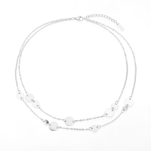 Collar boho de dos cadenas juntas con medallas o chapas estilo monedas.  Es de acero hipoalergénicos resistente al agua. Son 2 collares en 1, perfecto para un look de noche o de día.