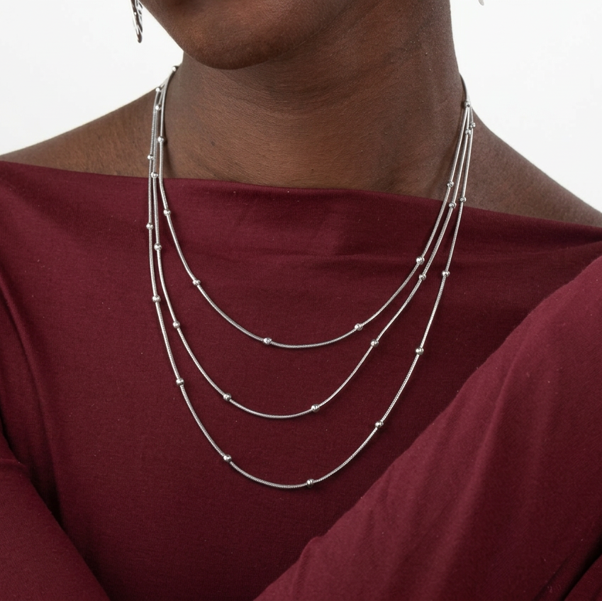 collar triple boho para adolescente o mujer joven que lleve escote palabra de honor, escote en v o escote pronunciado. es de 3 cadenas con bolitas. ideal para looks de noche o de fiesta. Es de acero hipoalergénico dorado o plateado y resistente al agua