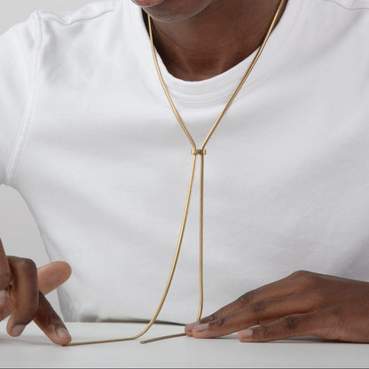 collar ajustable largo boho para adolescente o mujer joven que lleve escote palabra de honor, escote en v o escote pronunciado. es de cadena larga con bolas y chapitas colgantes. ideal para looks de noche o de fiesta. Es de acero hipoalergénico dorado o plateado y resistente al agua