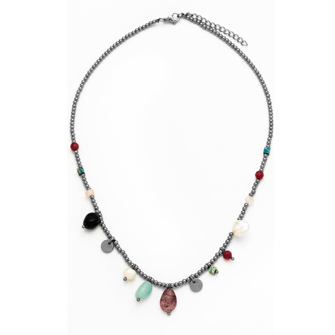 COLLAR waterproof o resistente al agua confeccionada en acero con baño de oro 18 kilates. Tiene abalorios de colores imitando piedra natural y perla cultivada. 