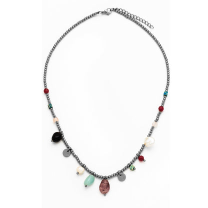 COLLAR waterproof o resistente al agua confeccionada en acero con baño de oro 18 kilates. Tiene abalorios de colores imitando piedra natural y perla cultivada. 