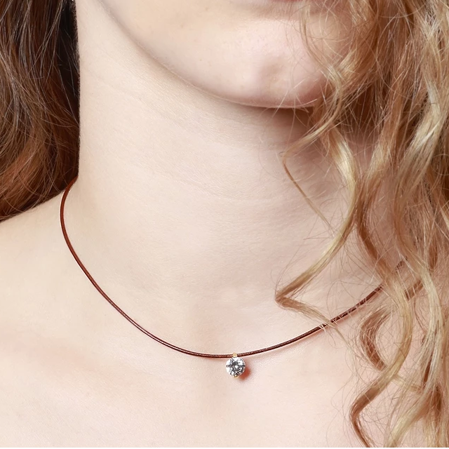 collar de hilo o cordón en color marron con brillante punto de luz. Gold plated sterling silver bead brown thread zircon necklace.