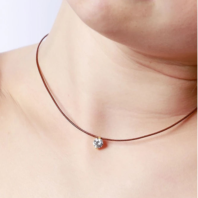 collar de hilo o cordón en color marron con brillante punto de luz. Gold plated sterling silver bead brown thread zircon necklace.