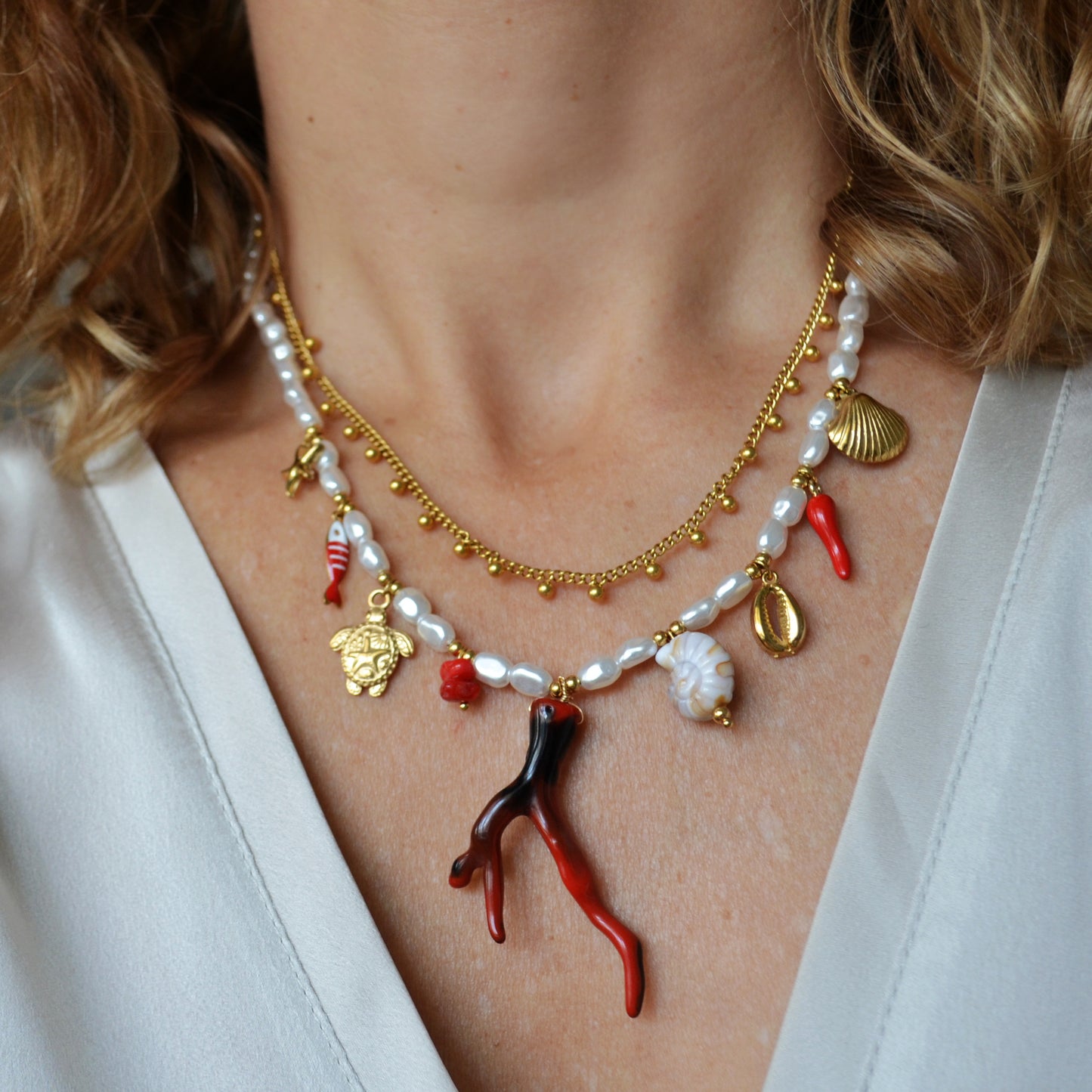 COLLAR para verano de perlas de imitación con acero hipoealergénico y waterproof dorado. Los abalorios son coral, conchas, tortugas y peces en dorado y rojo.  