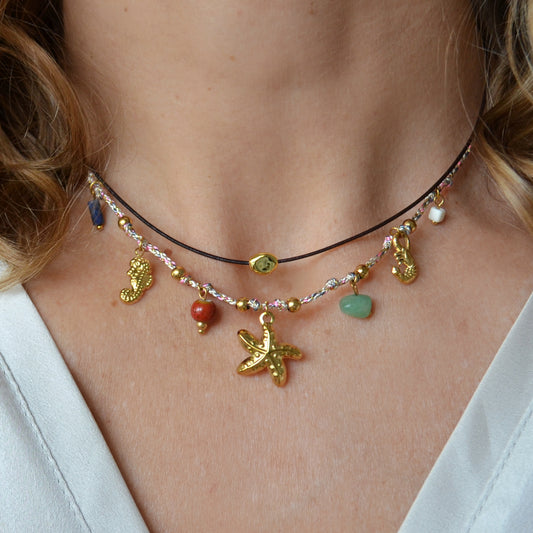 COLLAR para verano de CORDÓN rosa con acero hipoalergénico y waterproof dorado. Los abalorios son coral, estrella de mar, CABALLITO DE MAR y gamba en dorado. 