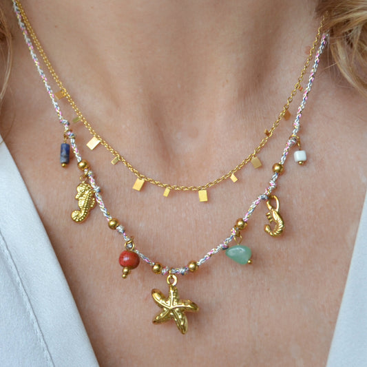COLLAR para verano de CORDÓN rosa con acero hipoalergénico y waterproof dorado. Los abalorios son coral, estrella de mar, CABALLITO DE MAR y gamba en dorado. 