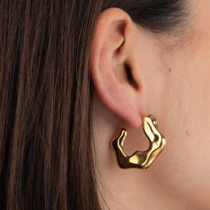 pendientes de aro criolla con forma de onda en acero hipoalergénico y resistente al agua. baño de oro, gold plated stainless steel wavy hoop earrings