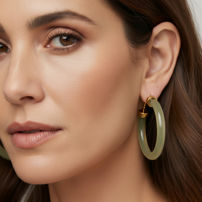 Pendientes de aro criolla grandes y gruesos en resina verde oliva o khaki y acero hipoalergénico dorado. Gold plated sterling silver big hoop green and stainless steel hipoallergenic earrings