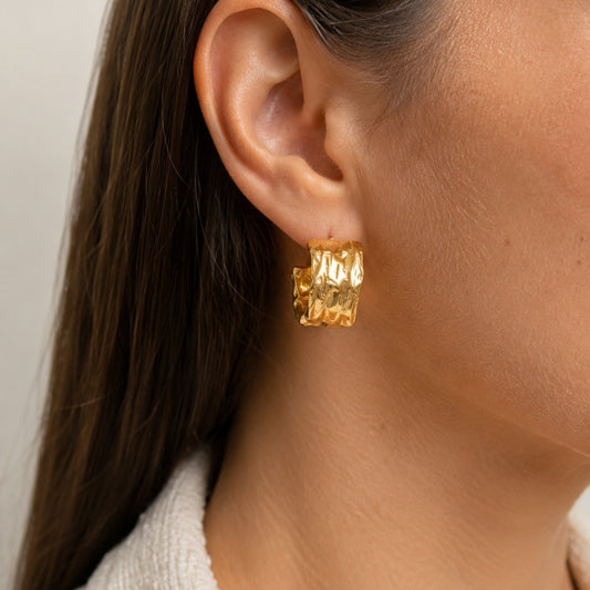 pendientes criolla anchos y ligeros de aro con textura. Son de acero hipoalergénico y resistente al agua. Acabado dorado.