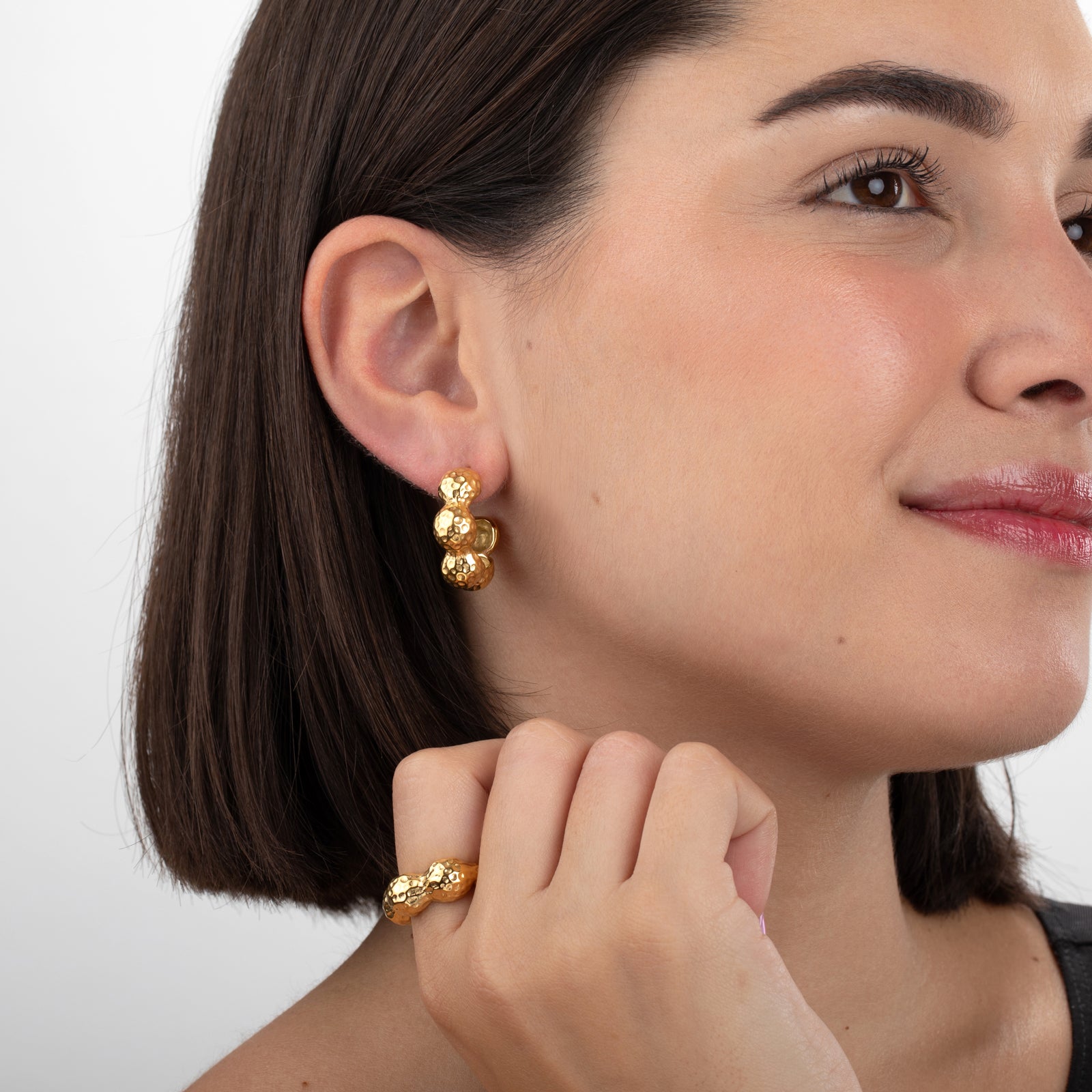 pendientes de aro criolla con forma de onda en acero hipoalergénico y resistente al agua. baño de oro, gold plated stainless steel wavy hoop earrings